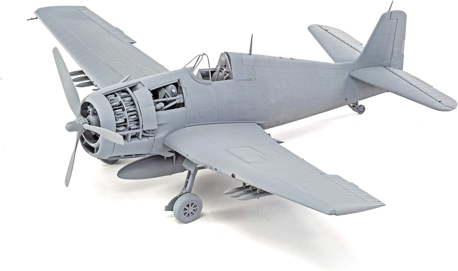 Grumman F6F-5 Hellcat 1:24 WWII Military Aviation Plastic Model Kit A19004, Unpainted